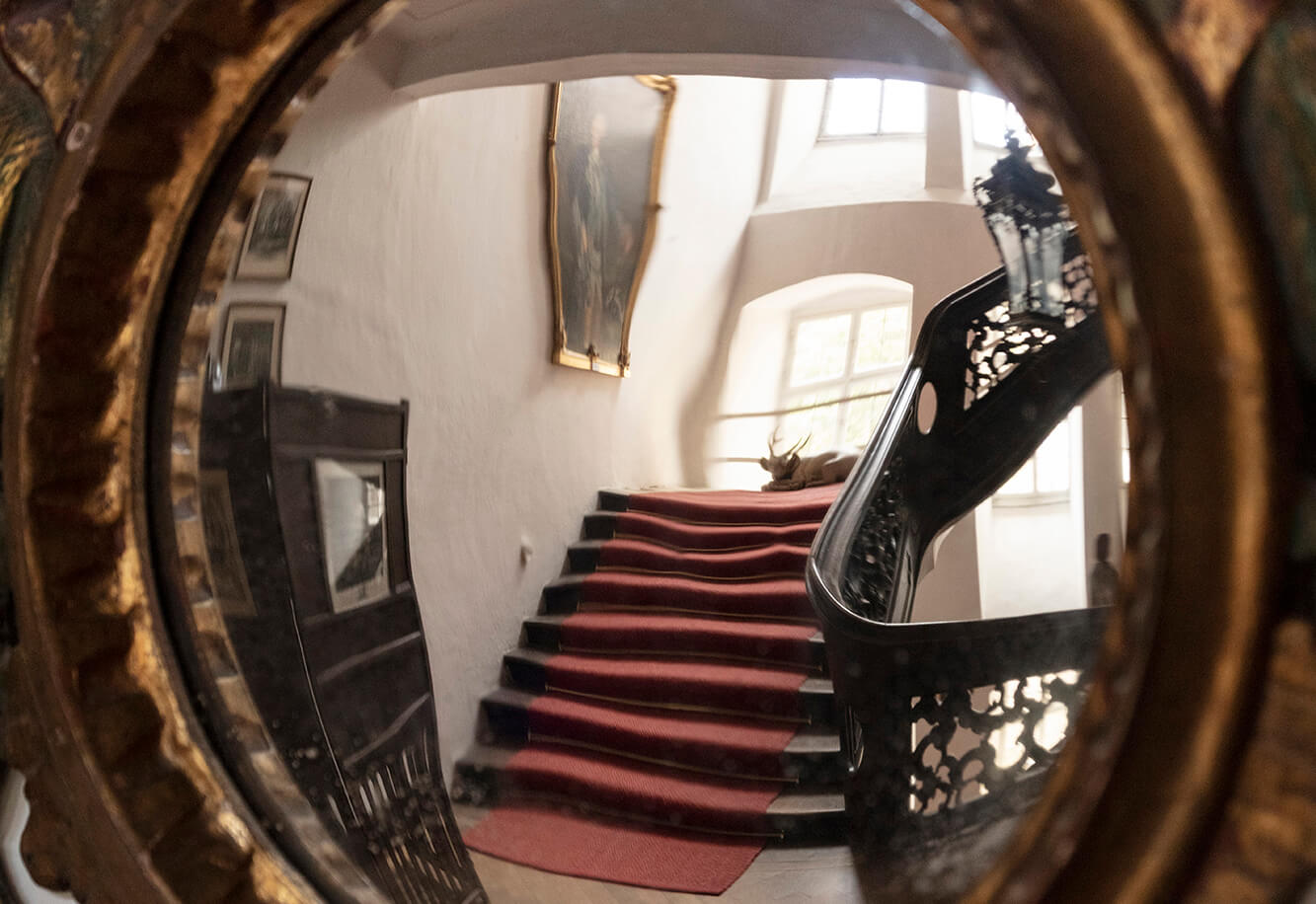 eine Treppe mit Spiegel