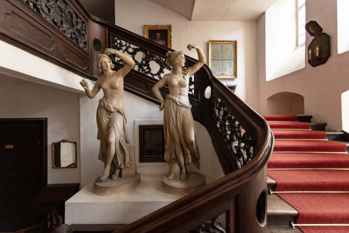 eine Gruppe von Statuen auf einer Treppe